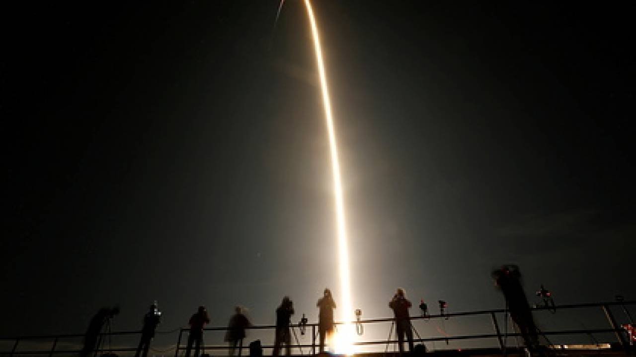 SpaceX will send space tourists into orbit before the end of the year