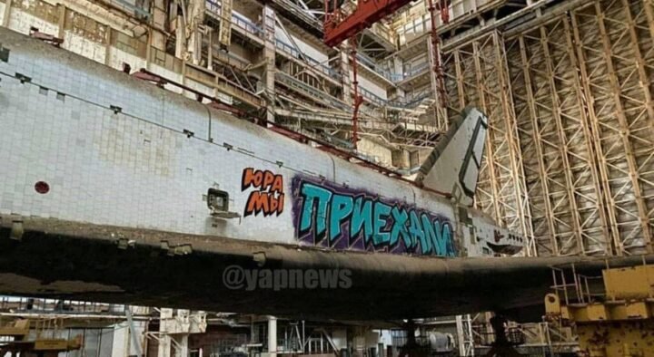 In Baikonur, vandals painted an unfinished “Buran”